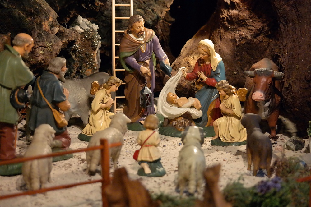How to build a DIY nativity scene: a mini guide