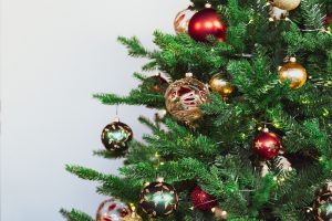 Decorating the Christmas tree: rules and advice