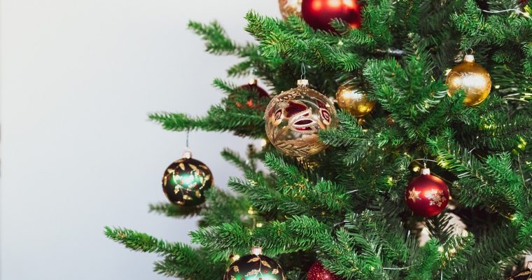 Decorating the Christmas tree: rules and advice
