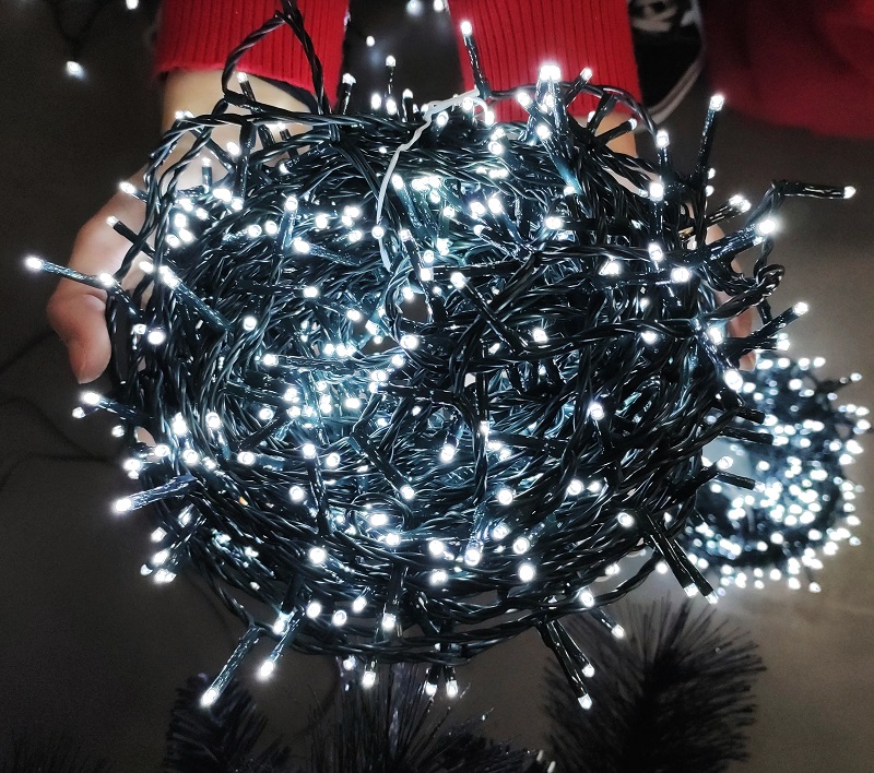 lights on the Christmas tree