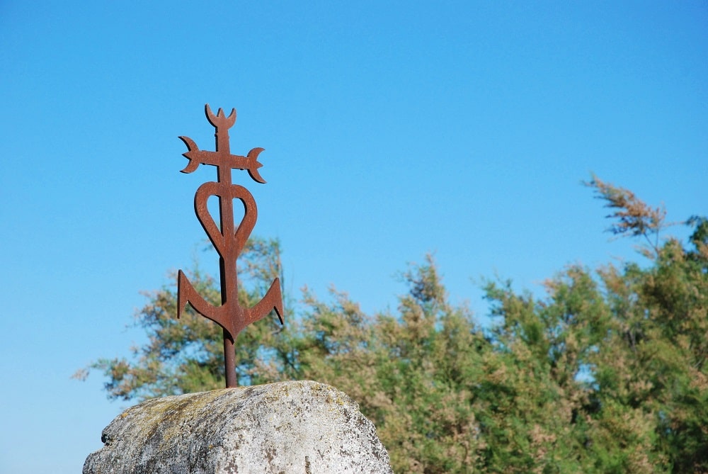 Cross of the Camargue: the cross that unites the symbols of the theological virtues